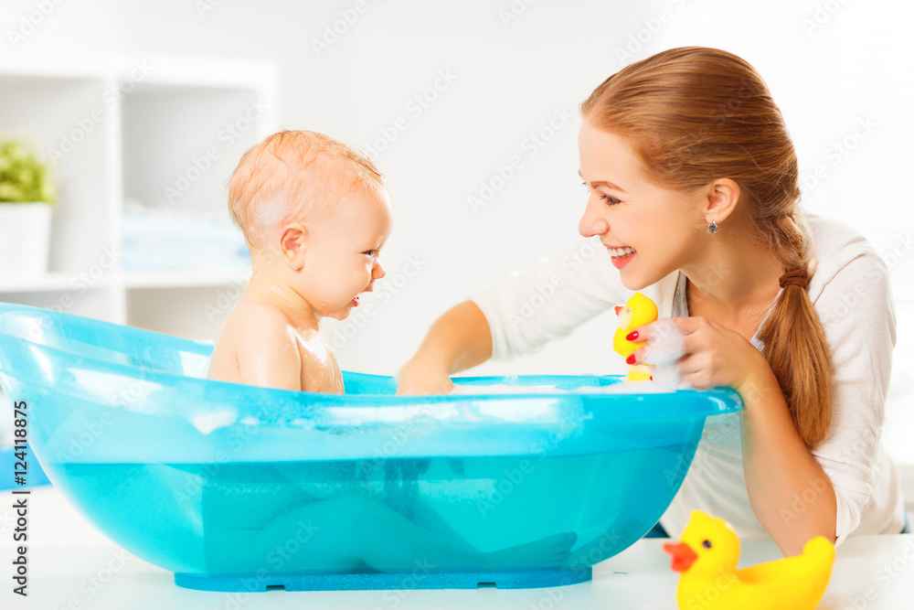 幸福的家庭妈妈给宝宝洗澡