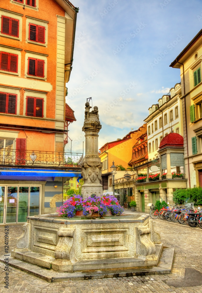 瑞士卢塞恩老城的中世纪喷泉