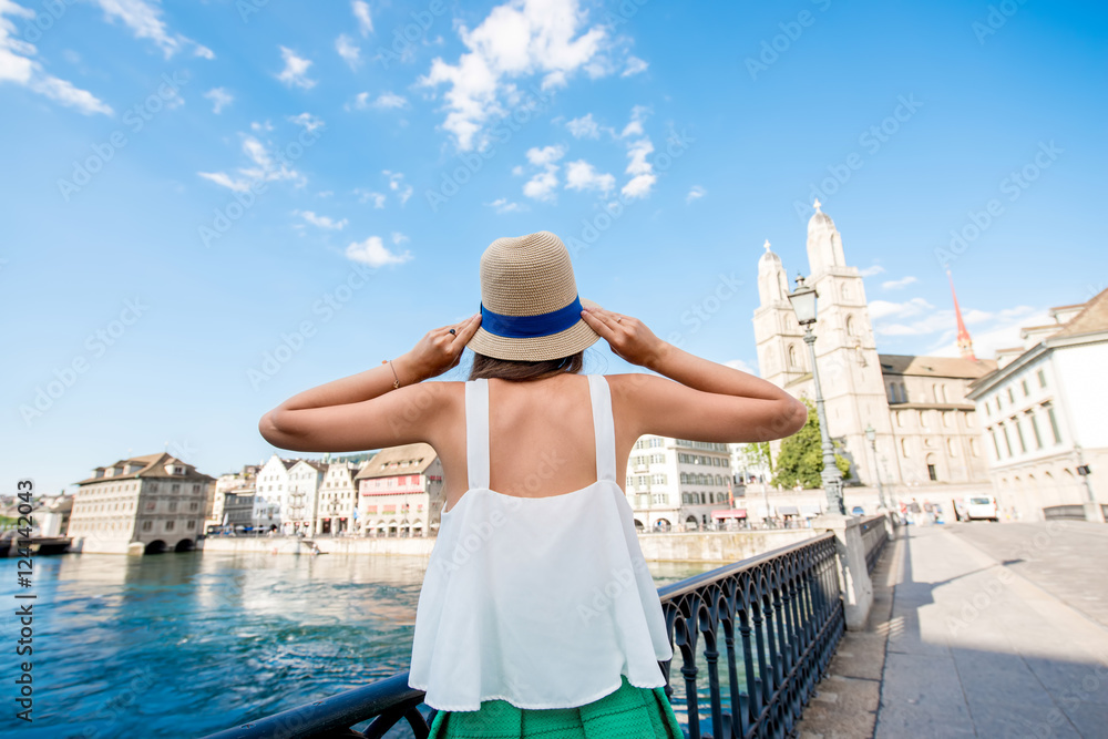 女性游客在苏黎世古城欣赏城市景观。女性度假愉快