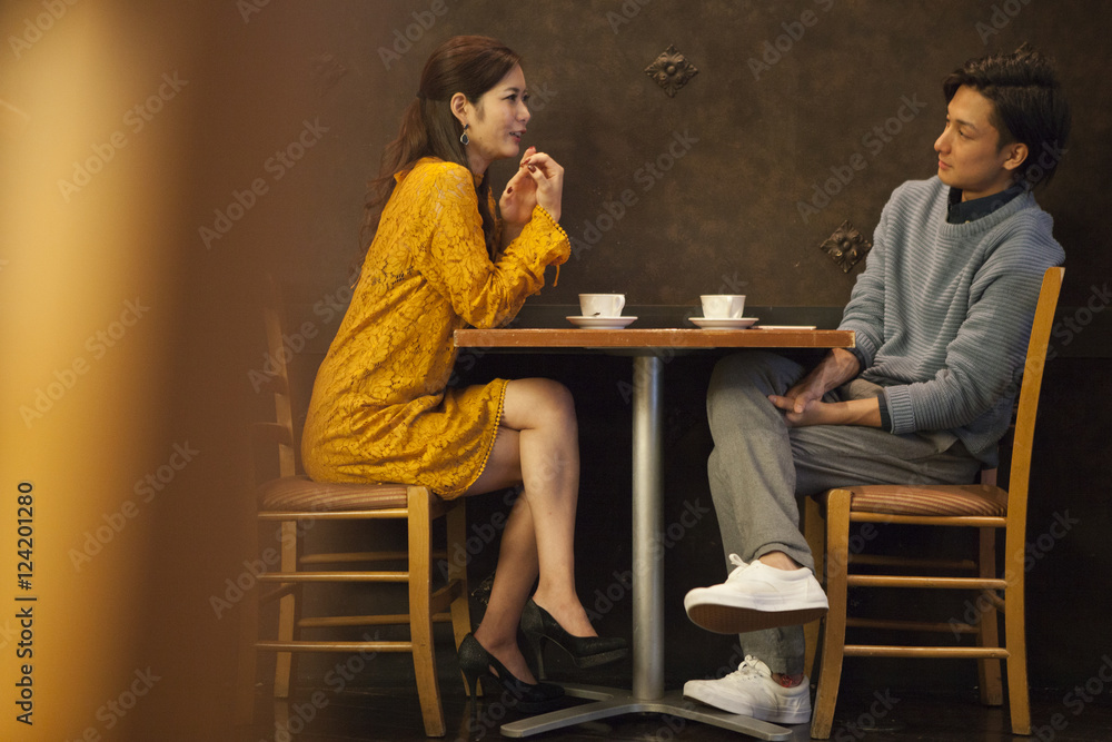 年轻情侣在咖啡馆约会