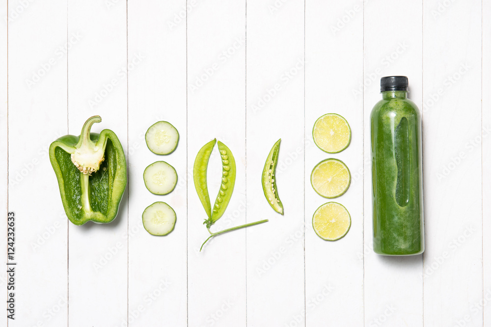 瓶装新鲜绿色蔬菜和菠菜绿色奶昔