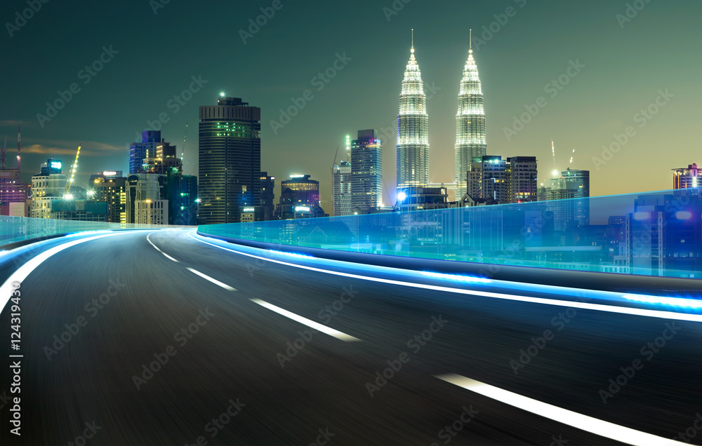 蓝色霓虹灯高速公路立交桥运动模糊，城市天际线背景，夜景。