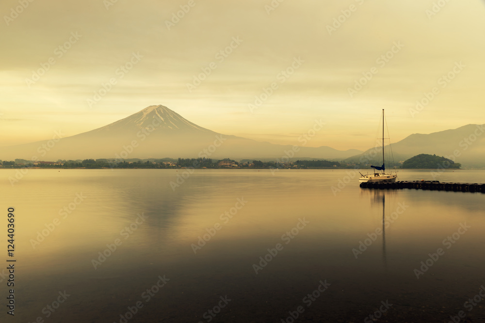 日本日出时，河口湖的富士山。