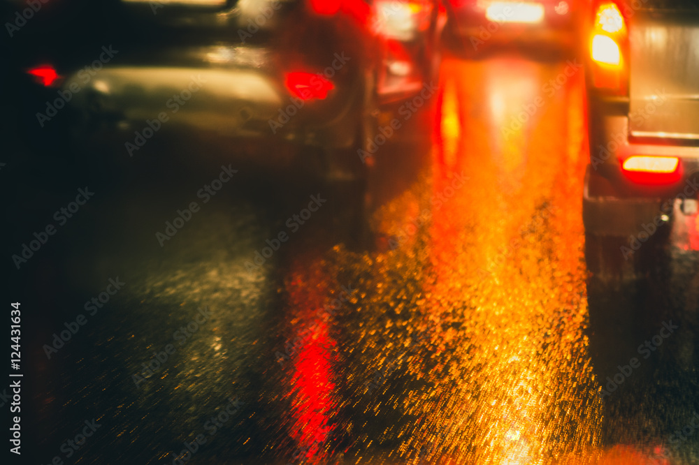带雨窗的夜间道路轨道和汽车前灯背景模糊旅行概念