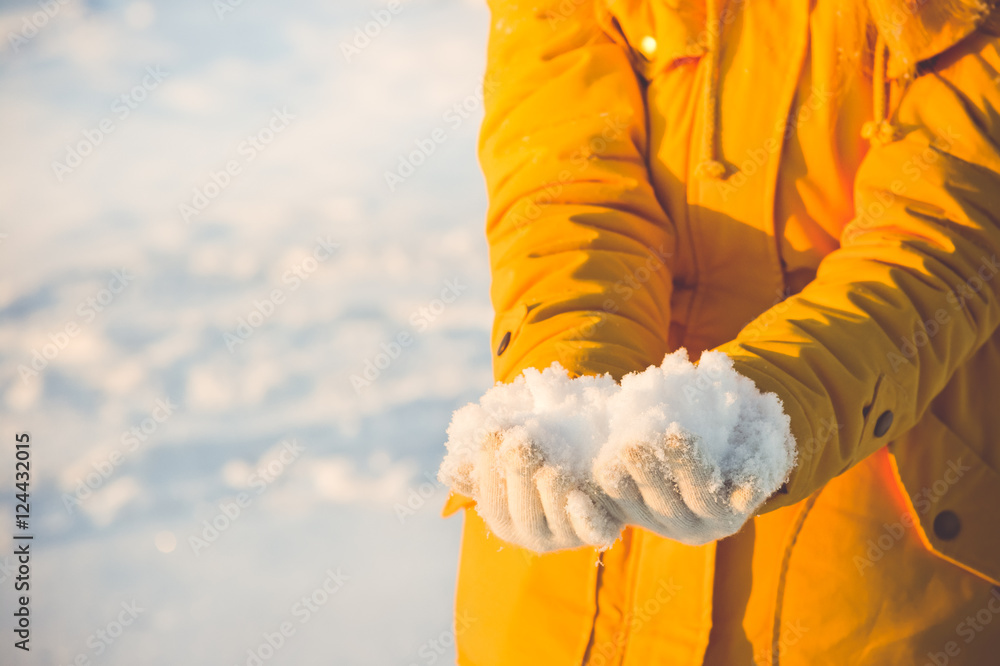 女人手中的雪——冬季户外生活度假
