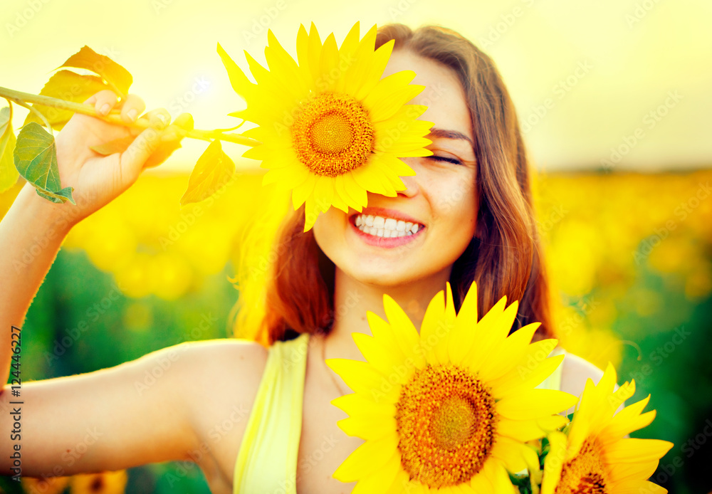 美丽快乐的少女与向日葵享受大自然