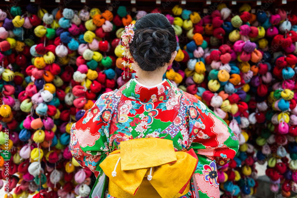 日本京都，一位身穿和服、背景色彩缤纷的女士
