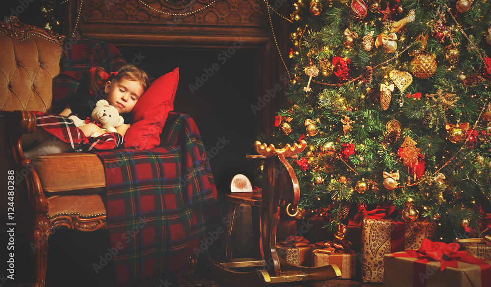 睡在圣诞树旁的小女孩