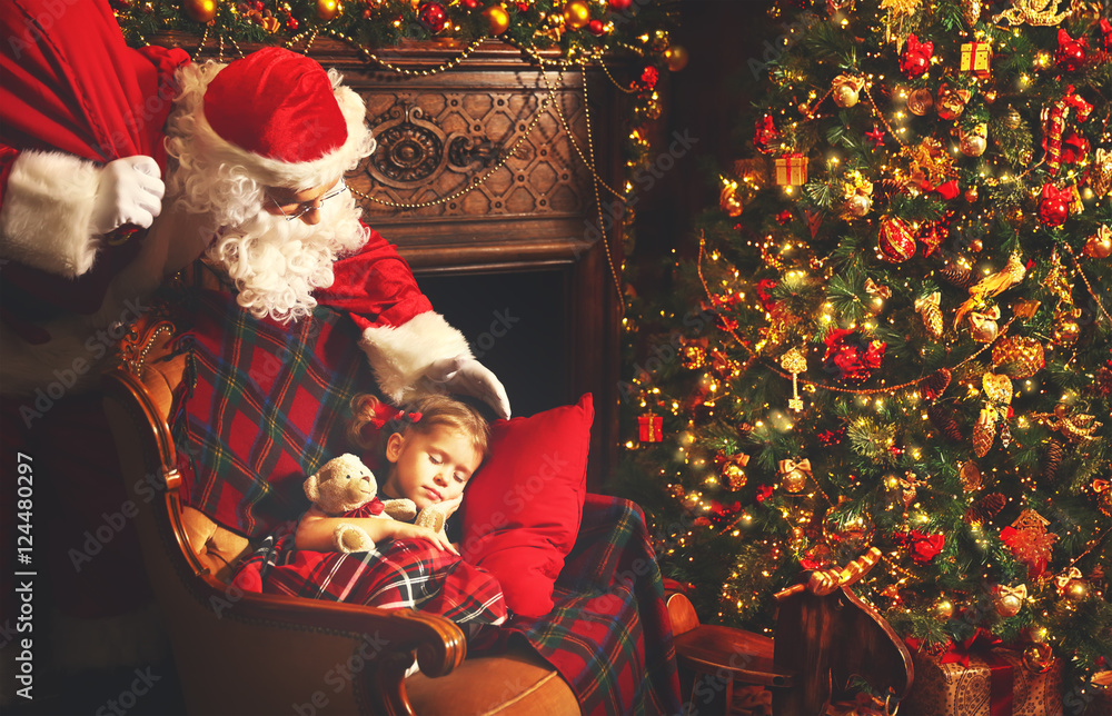 圣诞老人在圣诞节来到熟睡的小女孩身边