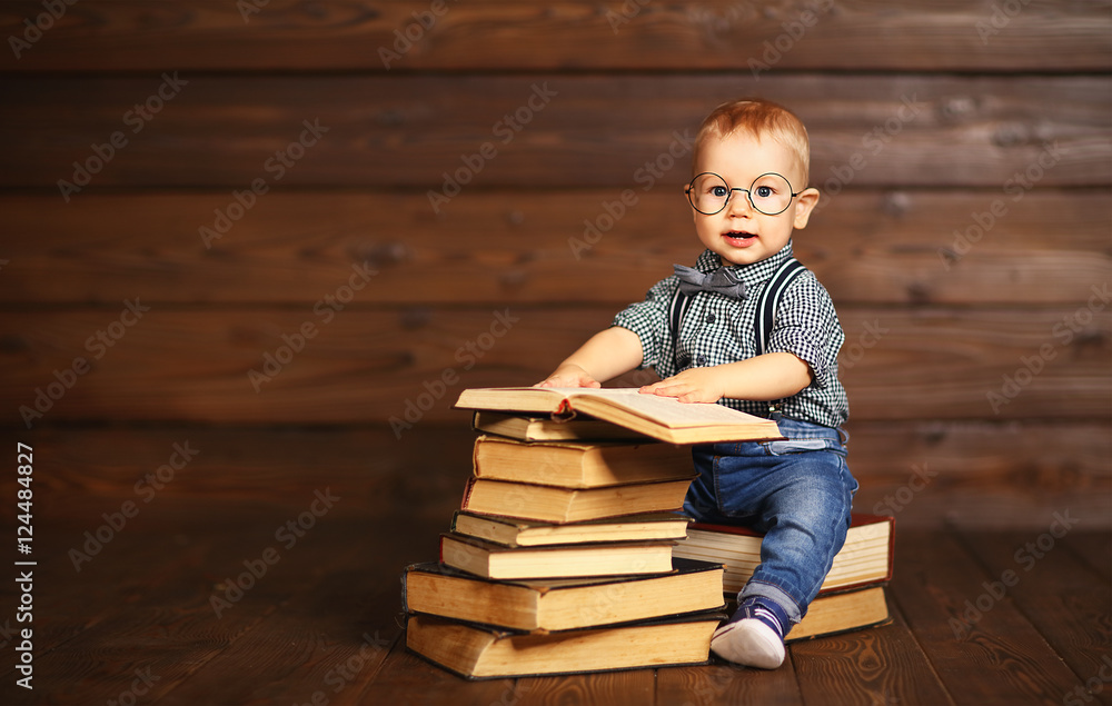 眼镜里装着书的搞笑宝宝