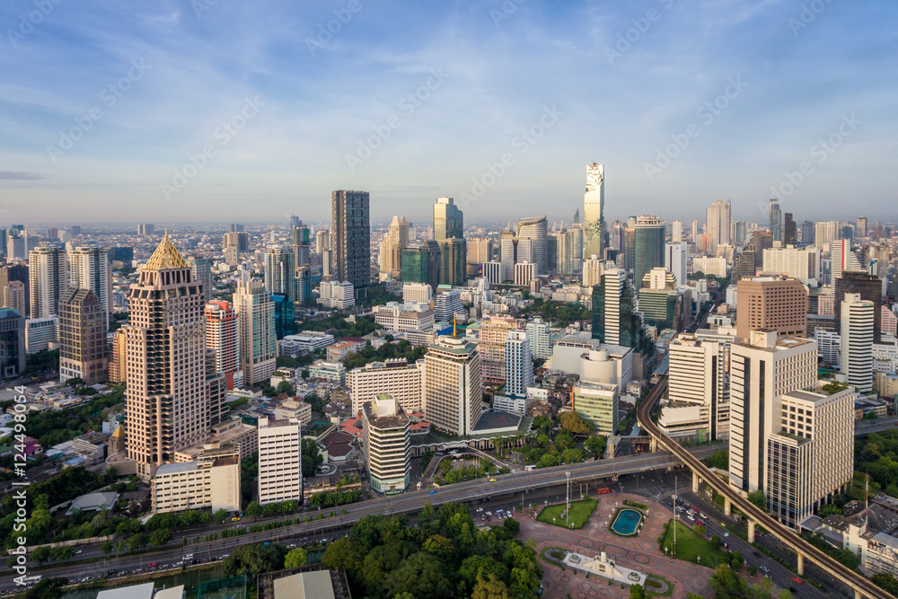 曼谷-泰国萨通中央商务区的城市天际线