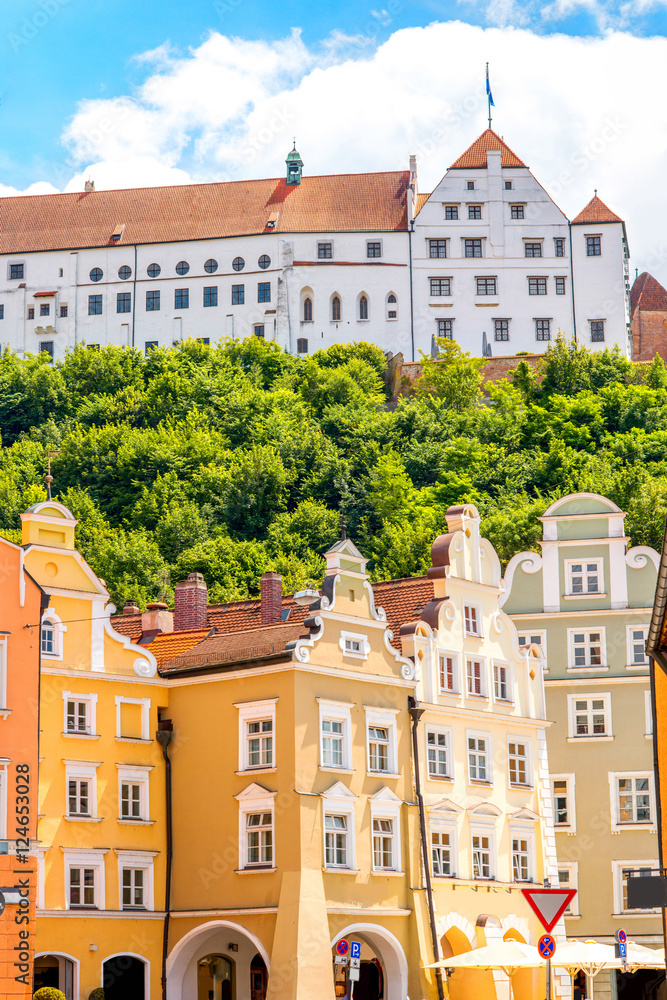 德国兰茨胡特老城的彩色巴伐利亚房屋和特劳斯尼茨城堡的街景