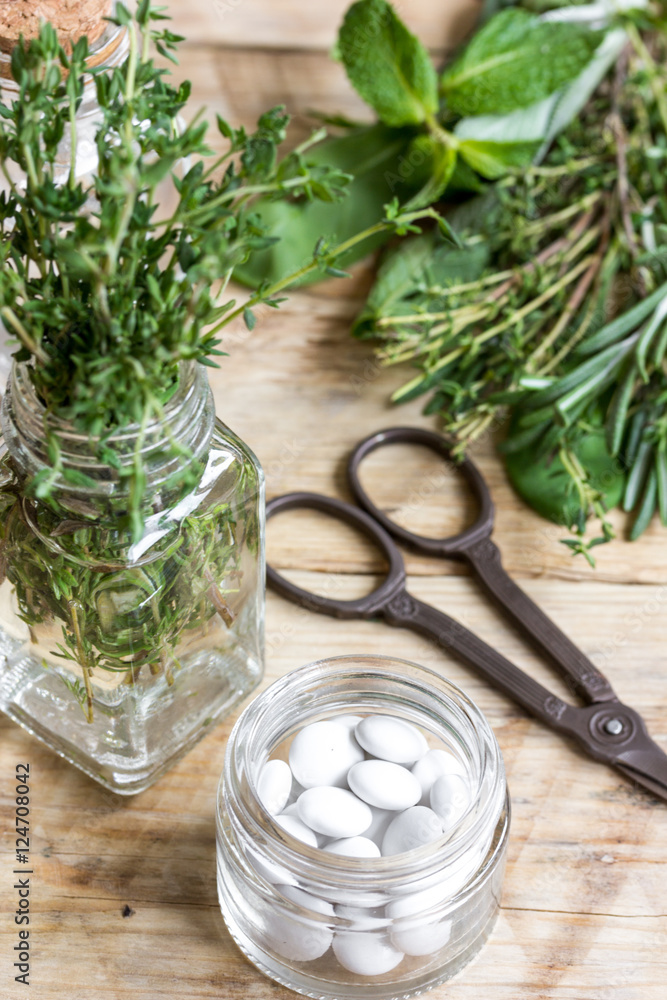 新鲜的夏季草药-木质背景的芳香疗法
