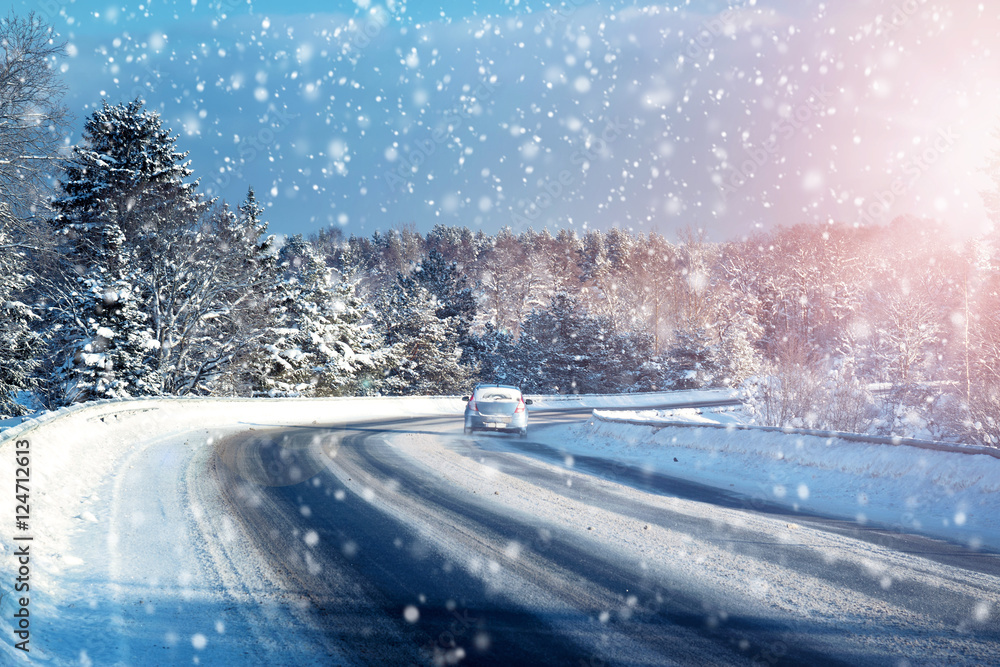汽车轮胎在被雪覆盖的冬季道路上行驶