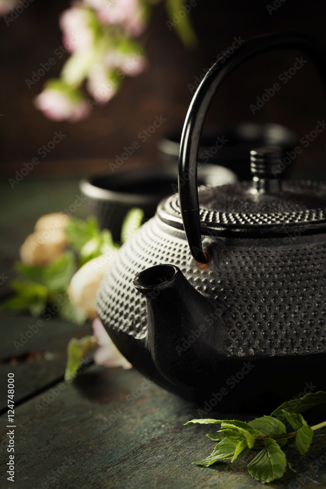茶的概念，茶杯和传统茶壶装饰
