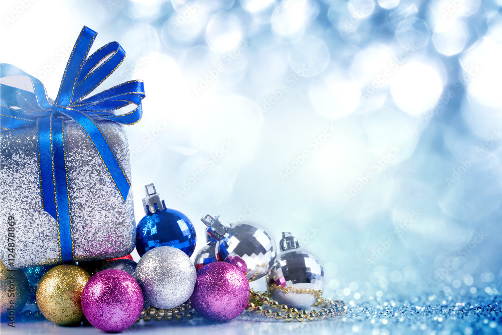 蓝色灯光下的银色和蓝色圣诞球和礼物