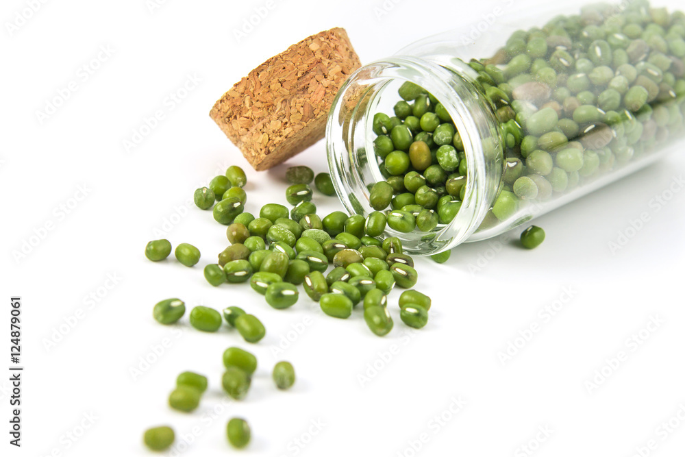 白底玻璃瓶中的绿色绿豆特写