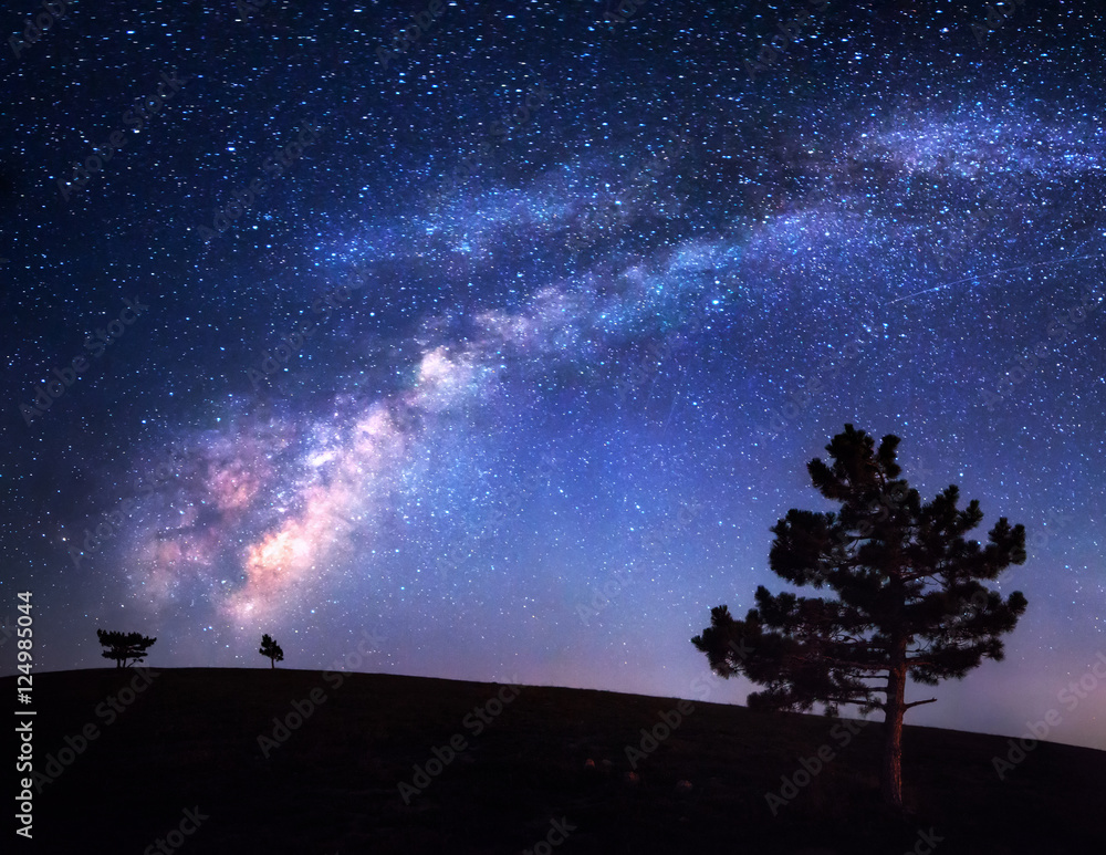 银河系。美丽的夜景。星空。背景
