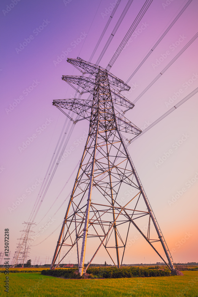 黄昏时分的高压电力塔美景