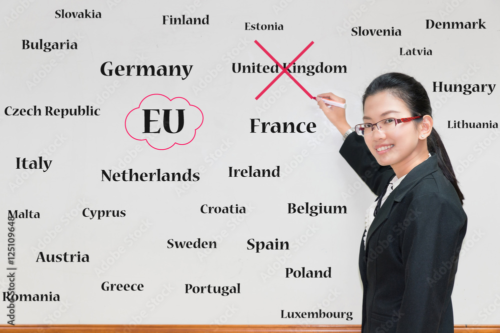 亚洲女性在白板上书写欧盟国家