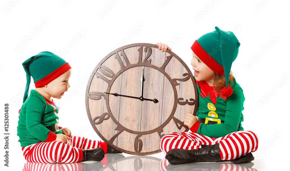 圣诞概念。圣诞老人的两个小精灵助手，带时钟iso