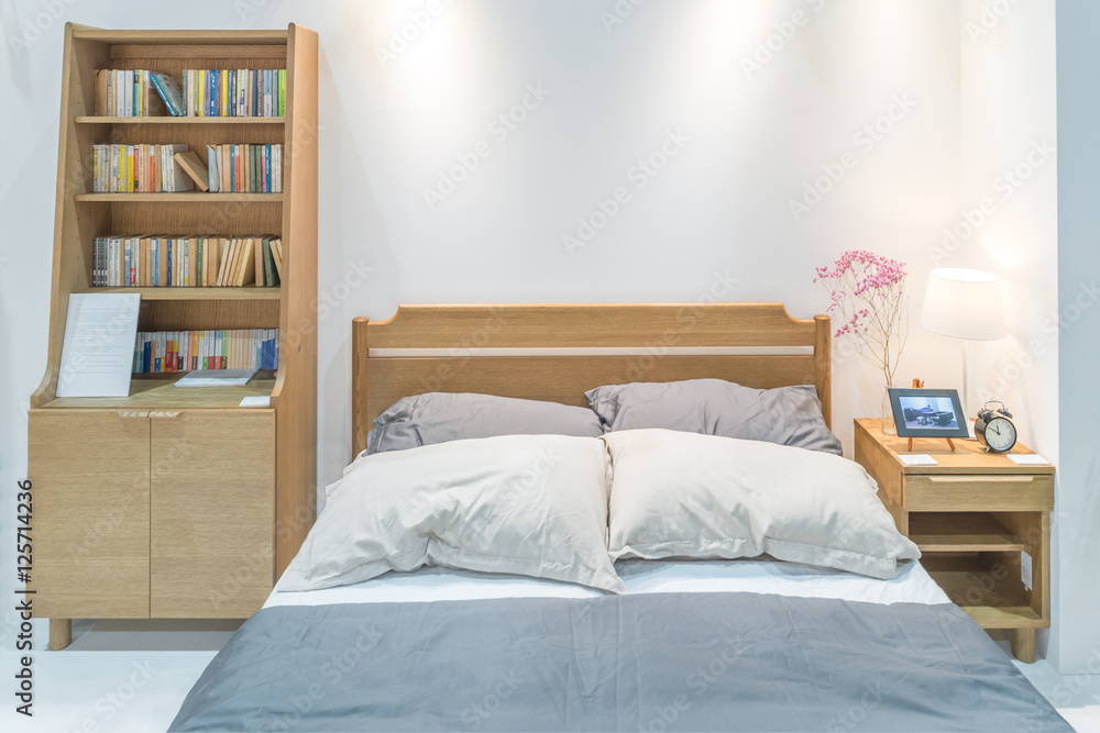 现代卧室内部，卧室配有木床和书架