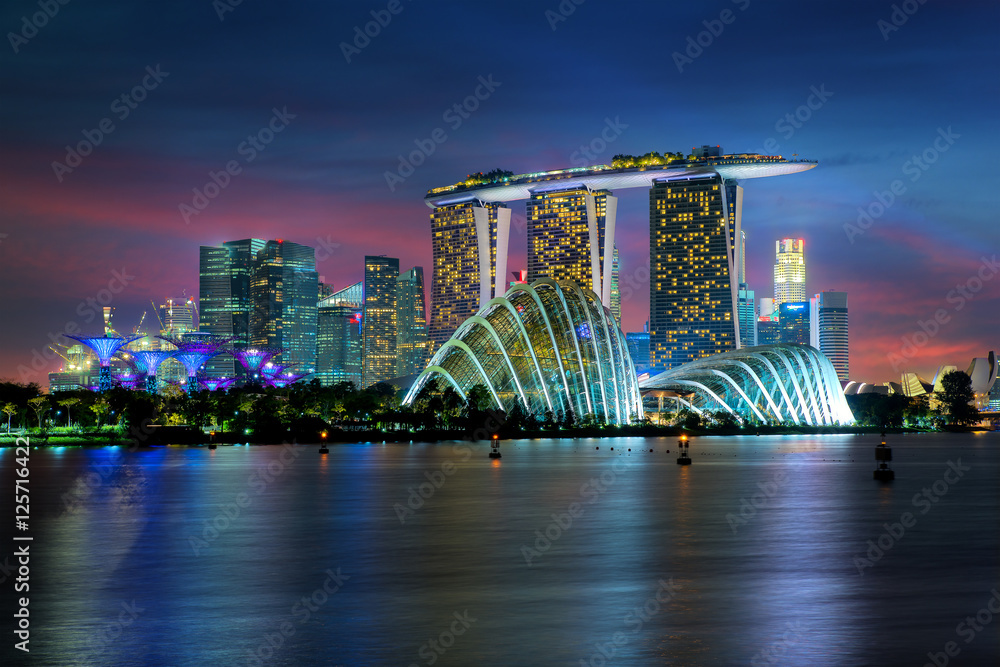 新加坡滨海湾夜间摩天大楼。