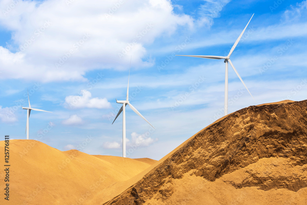 风力涡轮机发电站在沙漠中。生态学概念