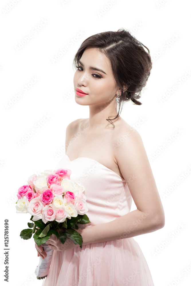 带着一束玫瑰的幸福新娘。隔离在白色背景上