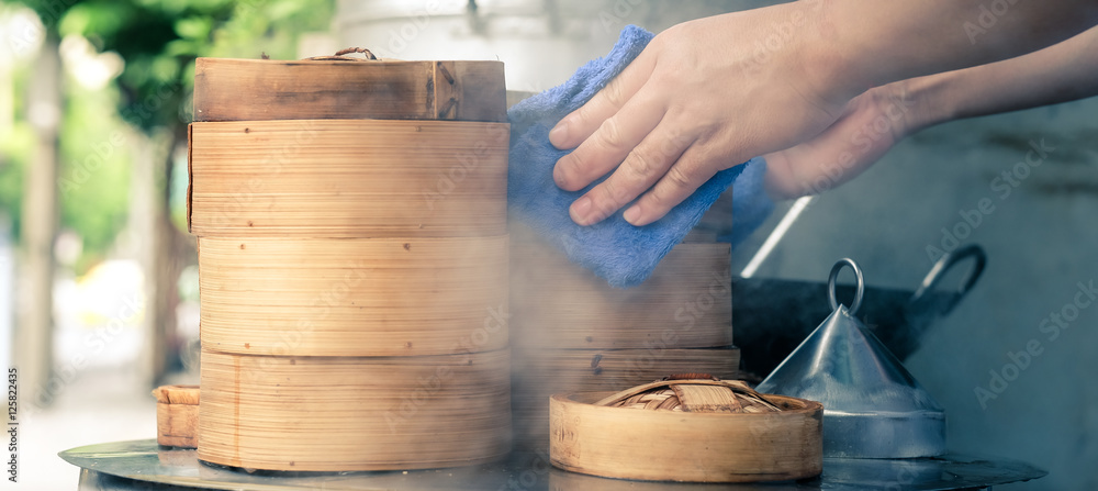 用竹蒸锅近距离烹饪点心，泡菜的美味