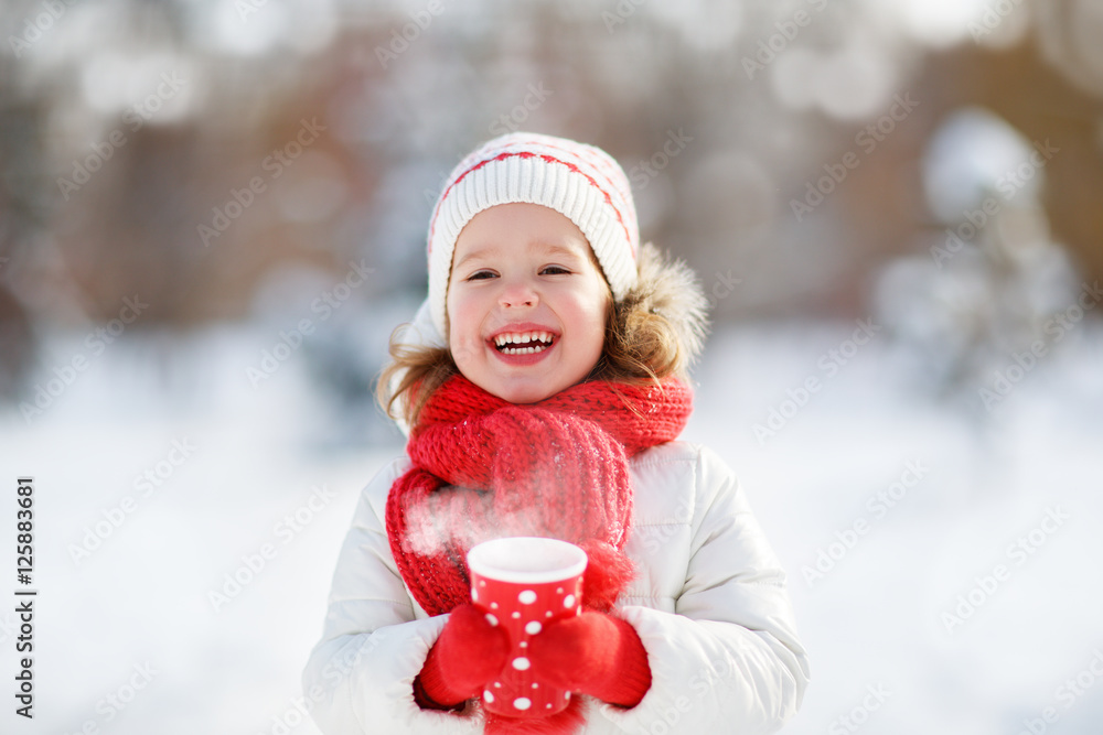 快乐的小女孩，在冬天散步时喝杯热茶