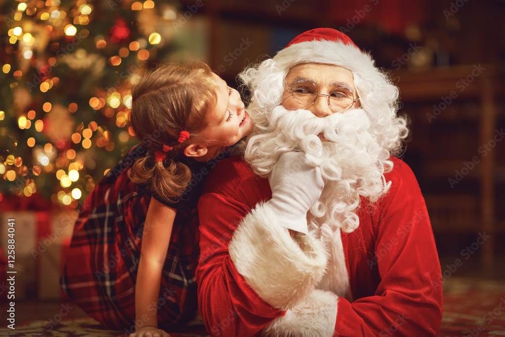 快乐的小女孩拥抱圣诞老人