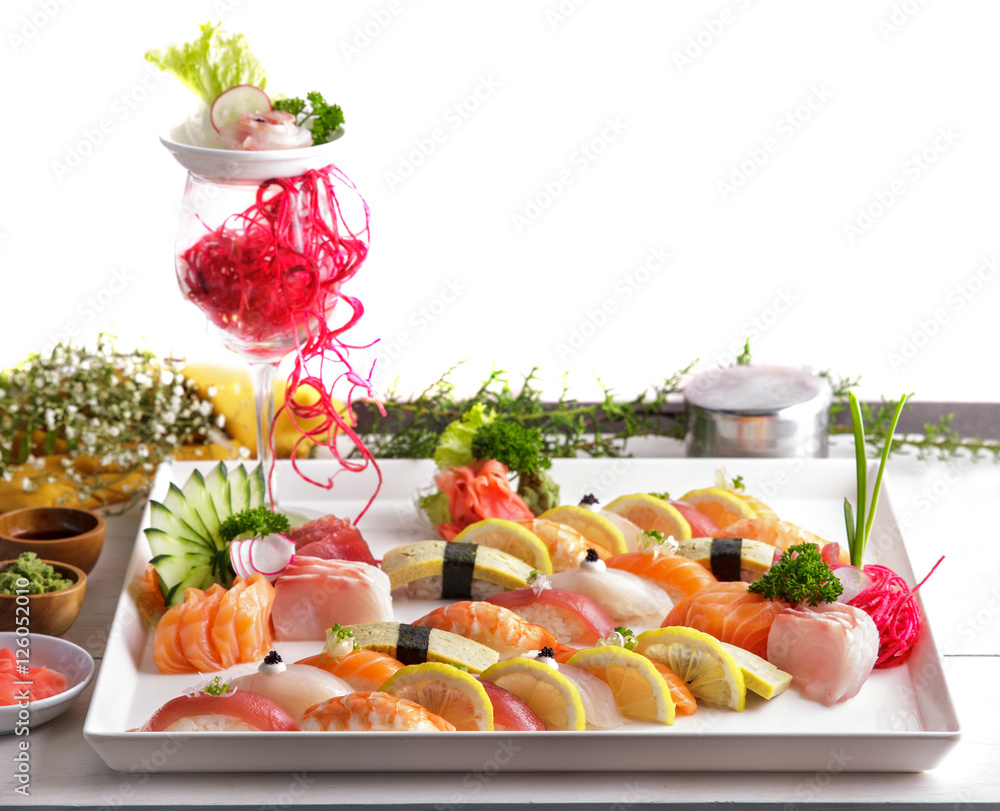 日本料理nigiri寿司拼盘，白色盘子，带装饰