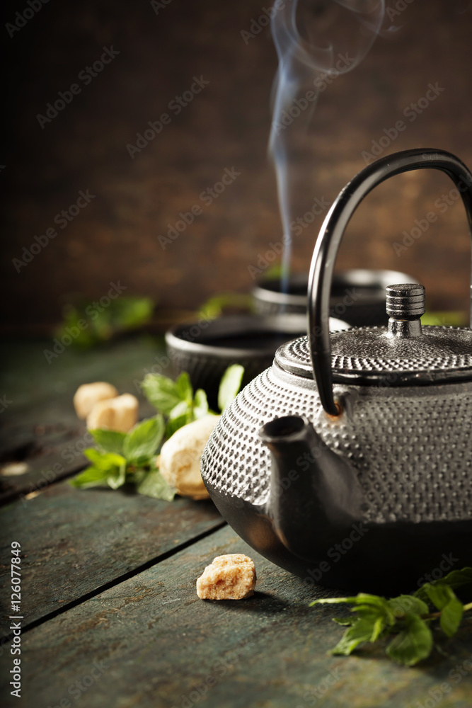 日本薄荷茶茶壶和杯子