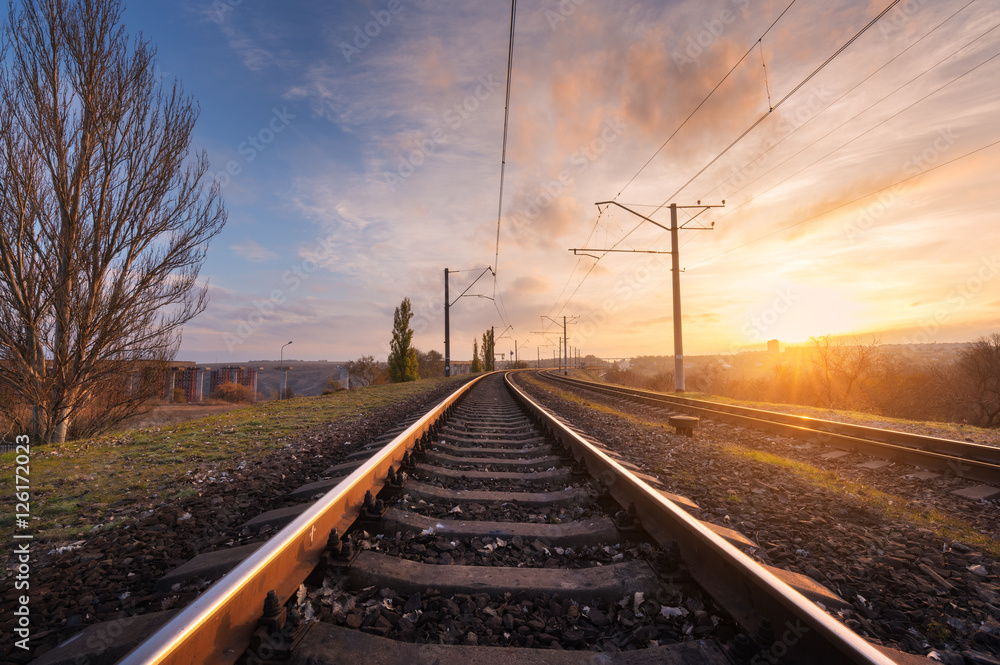 日落时，铁路映衬着美丽的天空。火车站的工业景观，五颜六色的蓝色