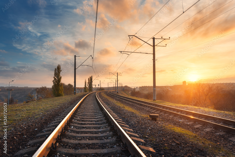 日落时，铁路映衬着美丽的天空。火车站的工业景观，五颜六色的蓝色