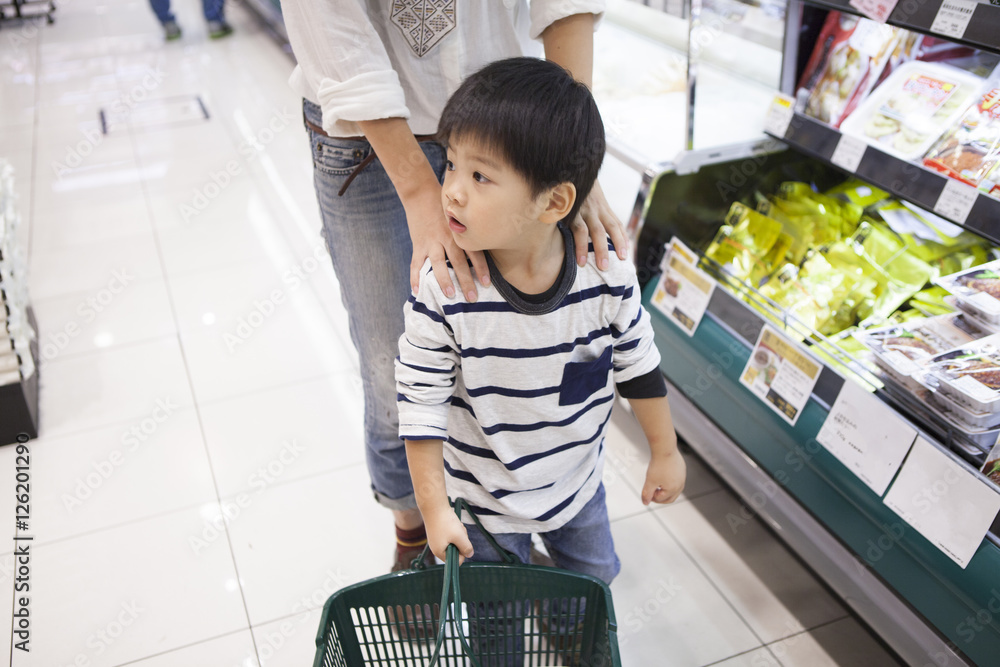 那个男孩正在帮她逛超市