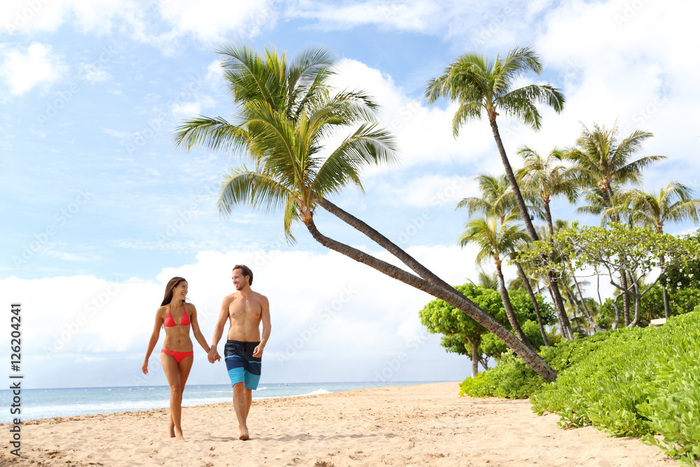 夏威夷海滩情侣在夏威夷海滩散步，夏威夷毛伊岛卡纳帕利海滩，美国夏威夷旅游度假A
