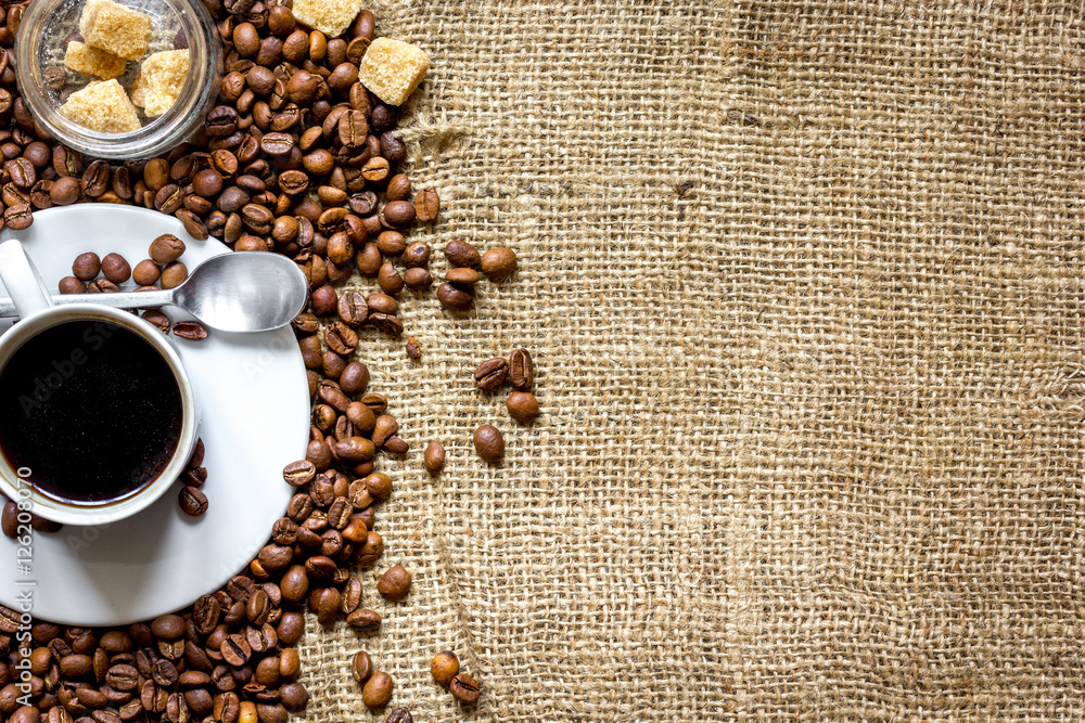 咖啡豆，亚麻布背景咖啡杯俯视图