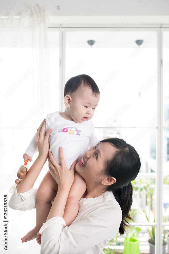 快乐的亚洲母亲和婴儿在h一起玩得开心的画像