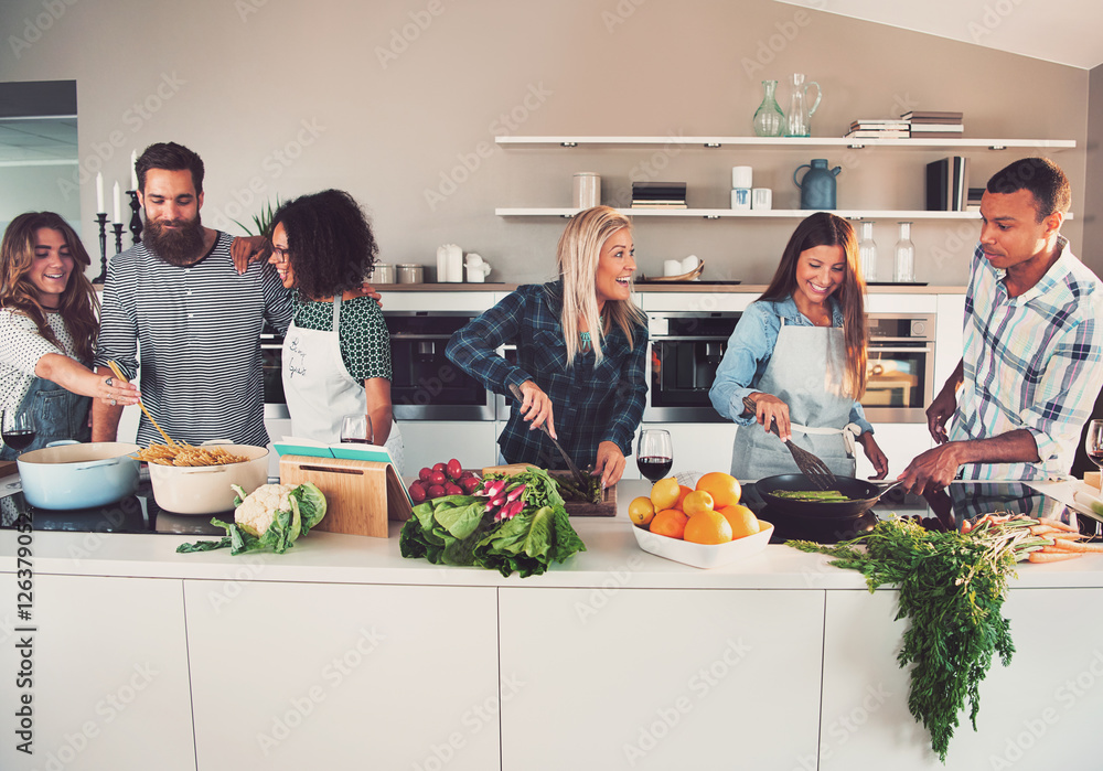 六位黑人和高加索混血朋友烹饪食物