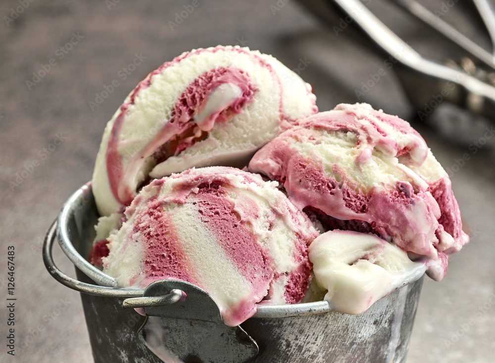 香草和覆盆子冰淇淋
