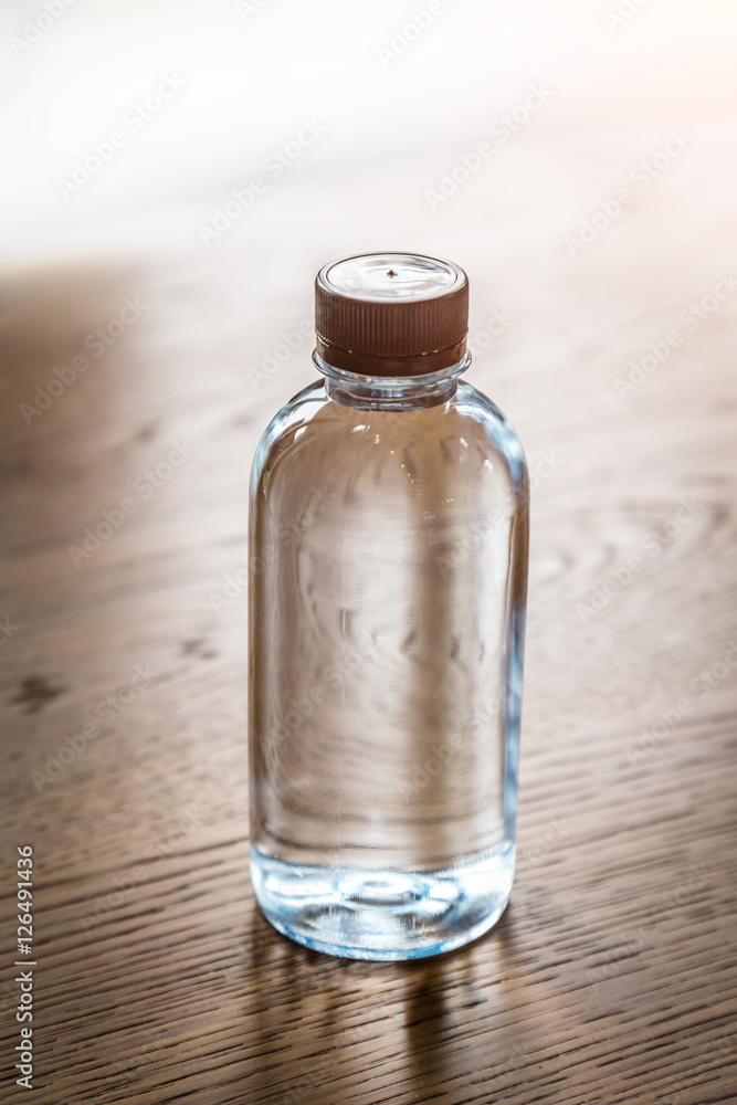 木桌纹理塑料水瓶