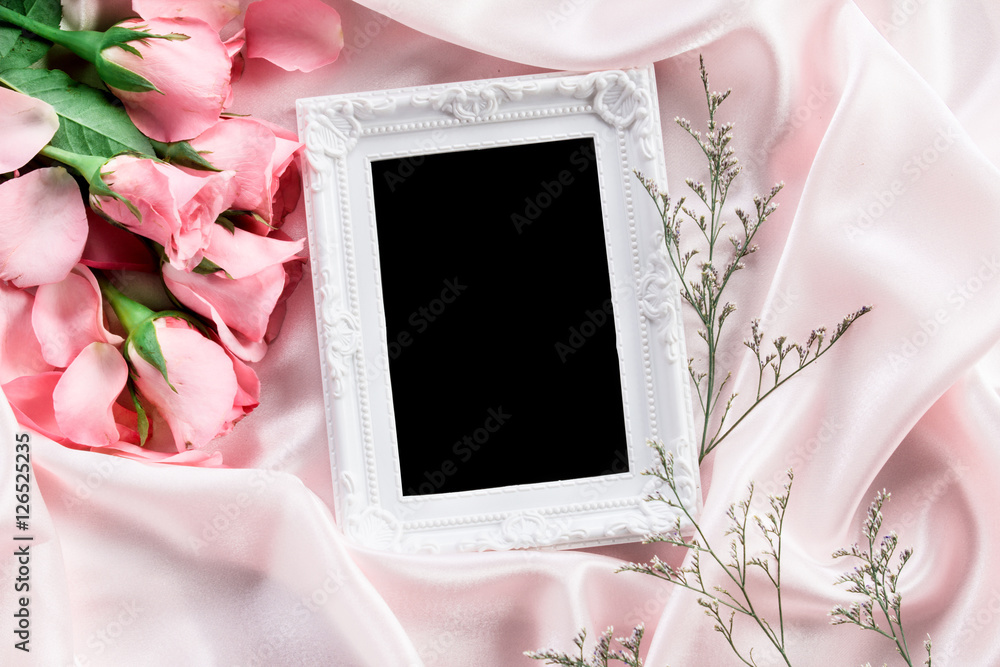 空相框，带一束甜粉色玫瑰花瓣