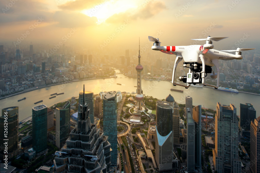 搭载高分辨率数码相机的无人机飞越上海