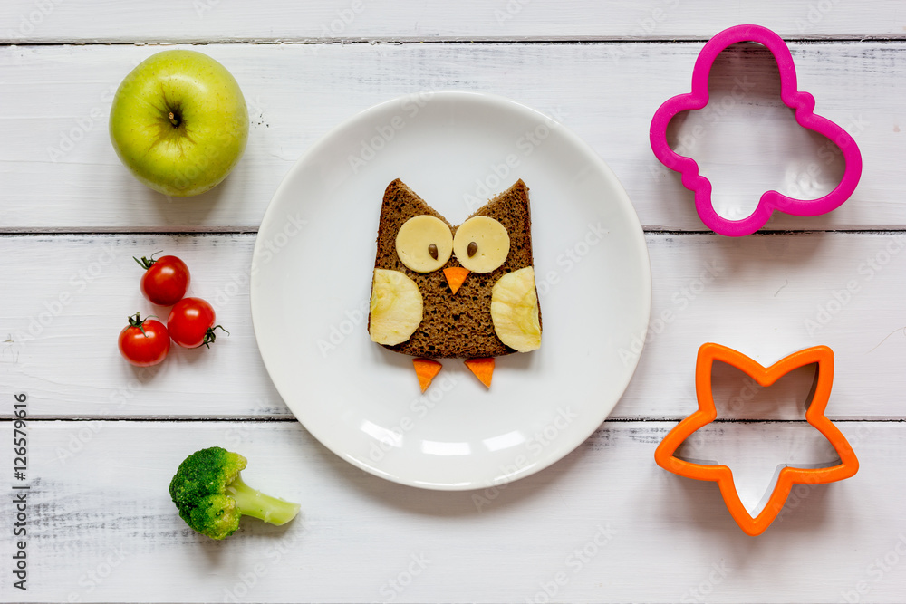儿童菜单猫头鹰形状的蔬菜和水果三明治