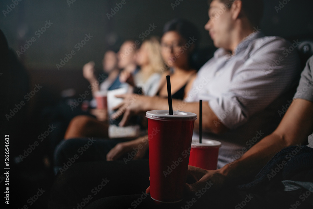 人们在看电影时喝软饮料