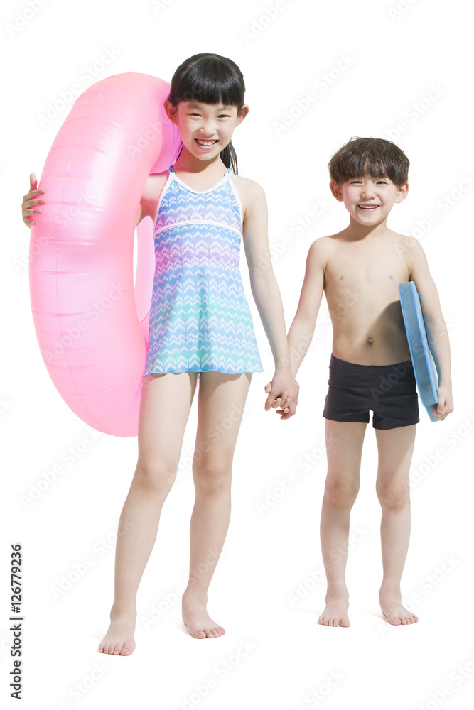 可爱的孩子穿着带游泳圈的泳衣