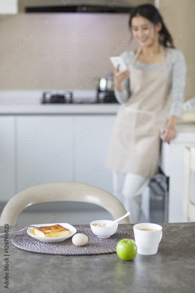 年轻女人在家吃早餐