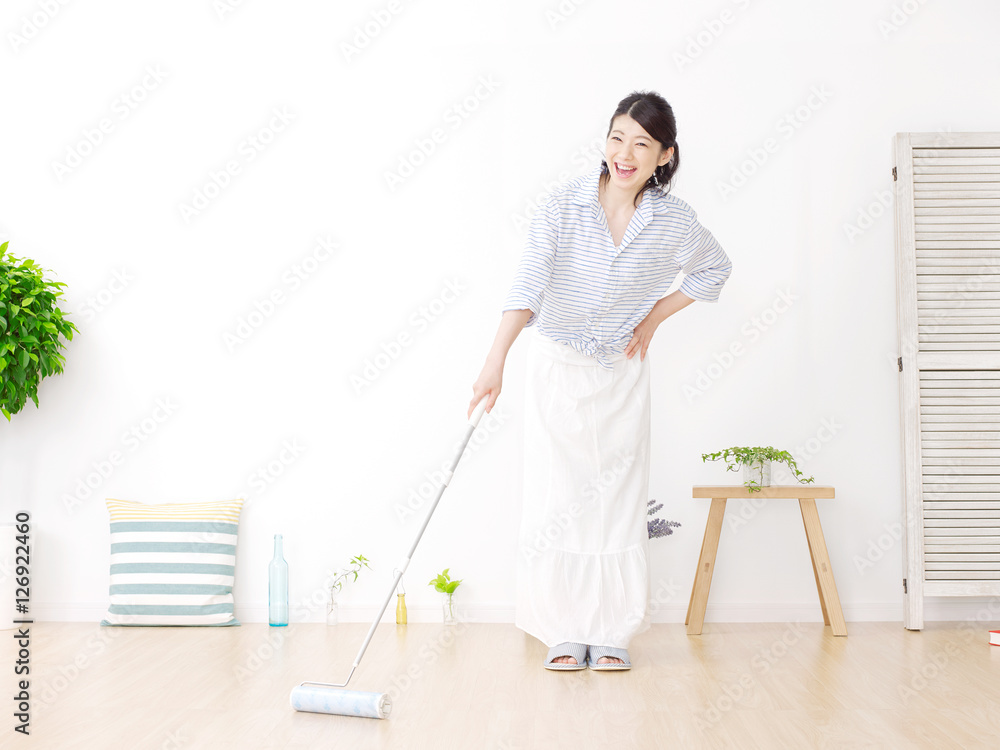 掃除をする女性